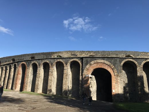 Im Jahre 59 n. Chr. kam es nach einem Bericht des Historikers Tacitus im bis zu 20.000 Zuschauer fassenden Amphitheater während eines Gladiatorenkampfes zu blutigen Krawallen mit Besuchern aus der Nachbarstadt Nuceria.