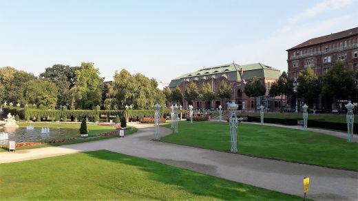 Der Wasserturm-Park & der Rosengarten